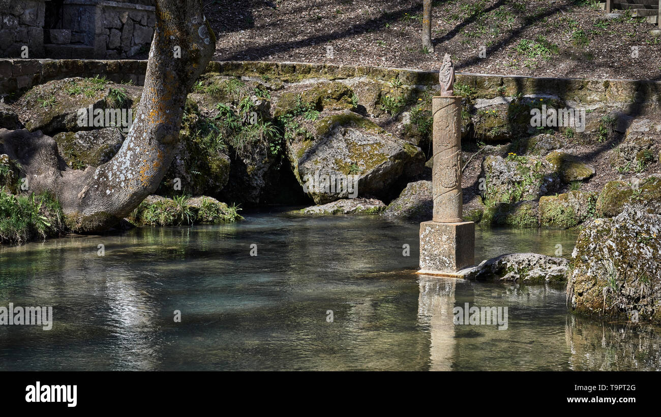 Geburt des Flusses Ebro im Dorf Fontibre, Kantabrien, Spanien Stockfoto