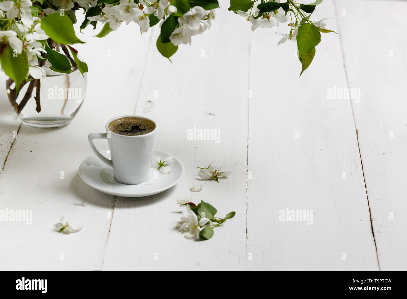 Der Frhling noch leben. Tasse Kaffee mit Apple tree Blumen und Blten von  Blumen auf weiem cafe Tisch drauen im blhenden Garten Stockfotografie -  Alamy