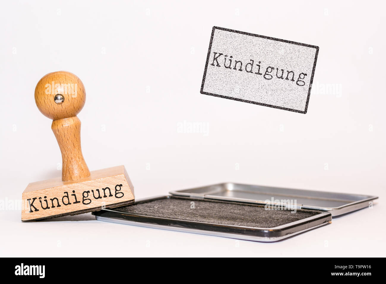 Gummistempel auf weißem Hintergrund mit dem deutschen Wort für "Kündigung" Stockfoto