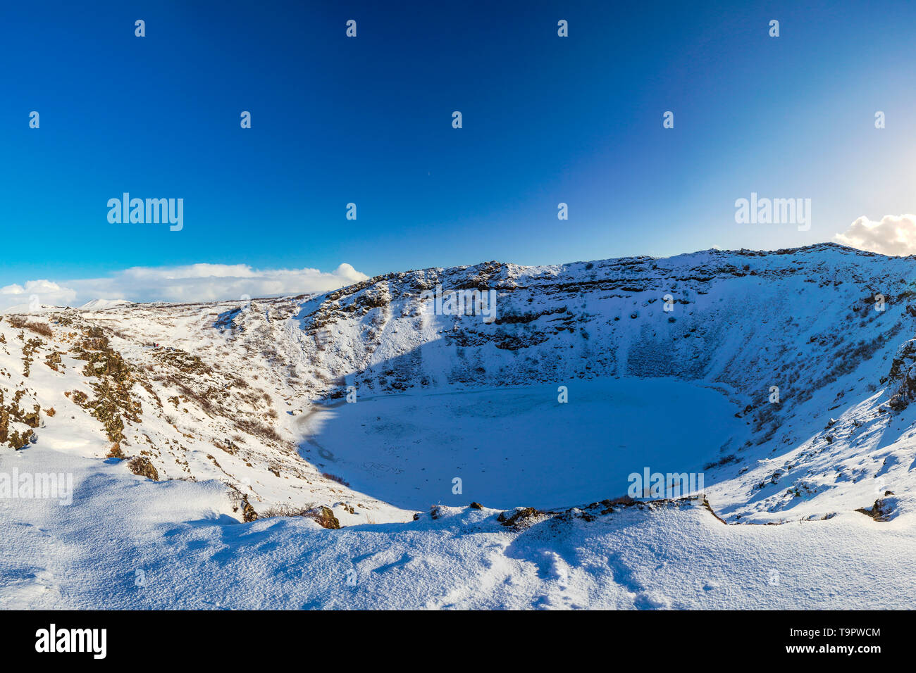 Panoramablick auf die kerid Vulkan mit Schnee und Eis in den vulkanischen Krater See im Winter unter einem klaren blauen Himmel. Im Bereich Grímsnes, entfernt Stockfoto