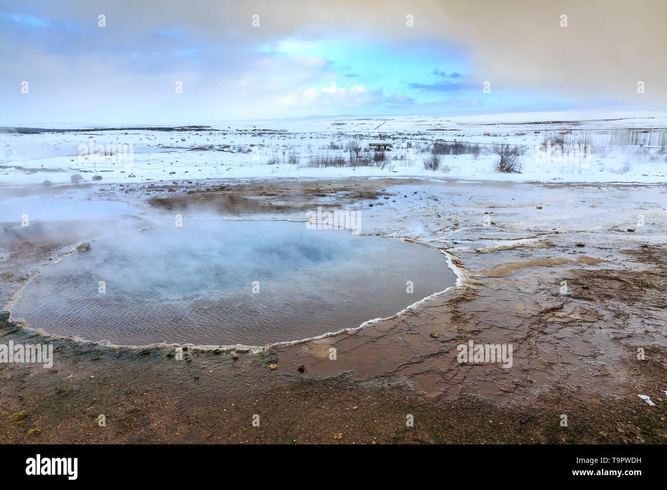 Geothermale Landschaft Strokkur Geysir im Winter. Auf der Golden Circle, Geyir ist ein beliebter Anziehungspunkt für Touristen. Stockfoto