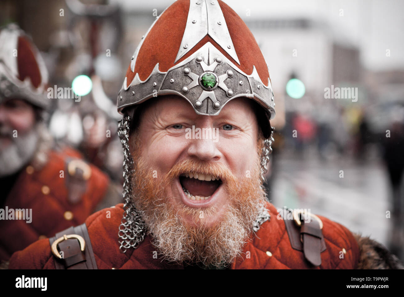 2015 Up Helly Aa Jarl Squad marschieren durch die Straßen von Lerwick auf Up Helly Aa-Tag. Up Helly Aa ist eine Viking Fire Festival einzigartig auf den Shetland Isl Stockfoto