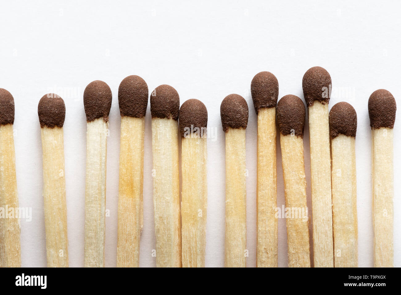 Holz- Übereinstimmungen mit braunen Köpfen, closeup auf einen hellen Hintergrund Stockfoto