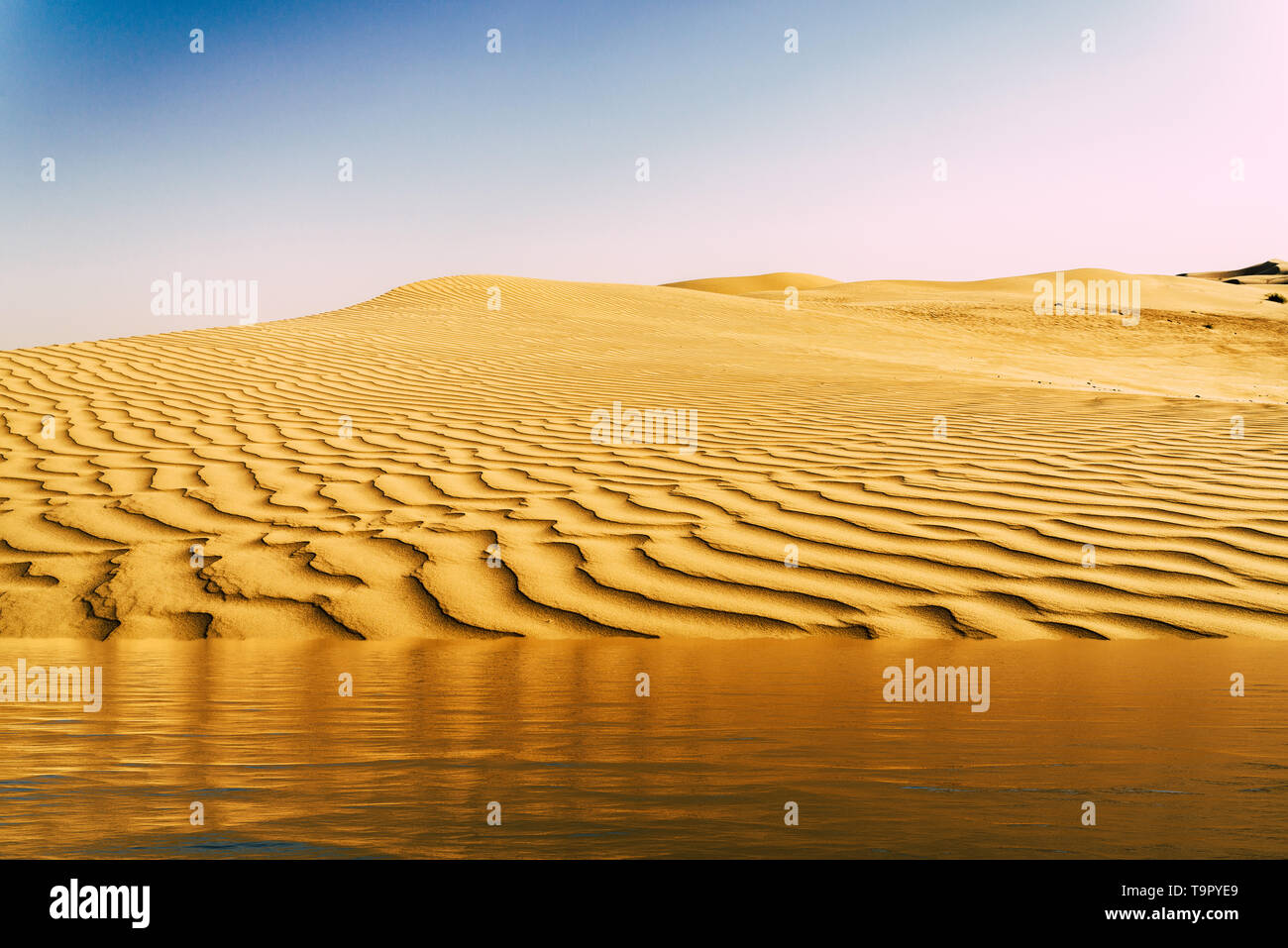 Mirage des Wassers in der Arabischen Wüste. Hintergrund Bild digitale Erweiterung Stockfoto