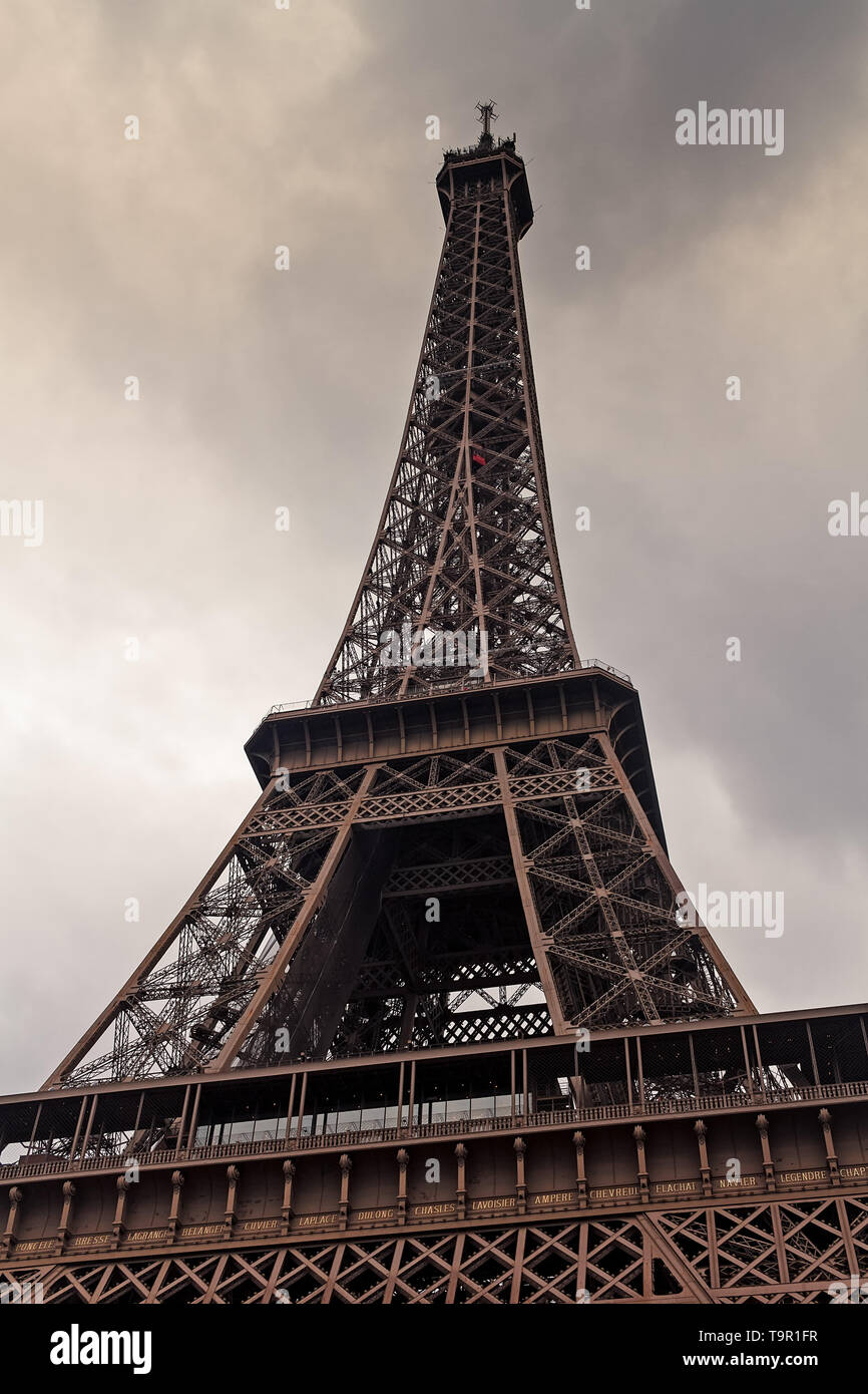 Die schweren Regenwolken über den Eiffelturm in Paris, Frankreich. Der Grenzstein steht bei jedem Wetter. Stockfoto