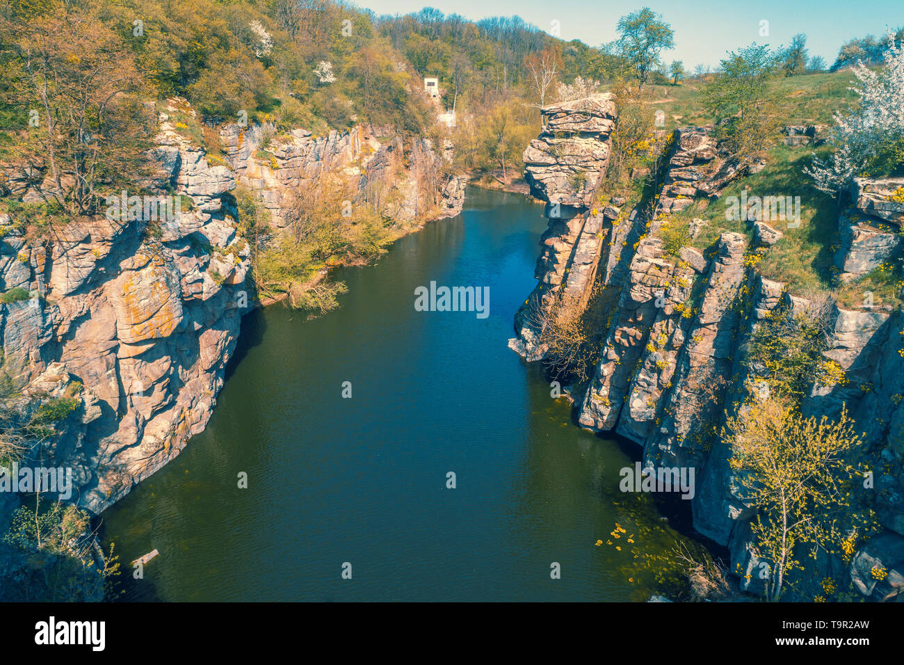 Luftaufnahme von einem Gebirgsfluss in der Schlucht im frühen Frühjahr Stockfoto