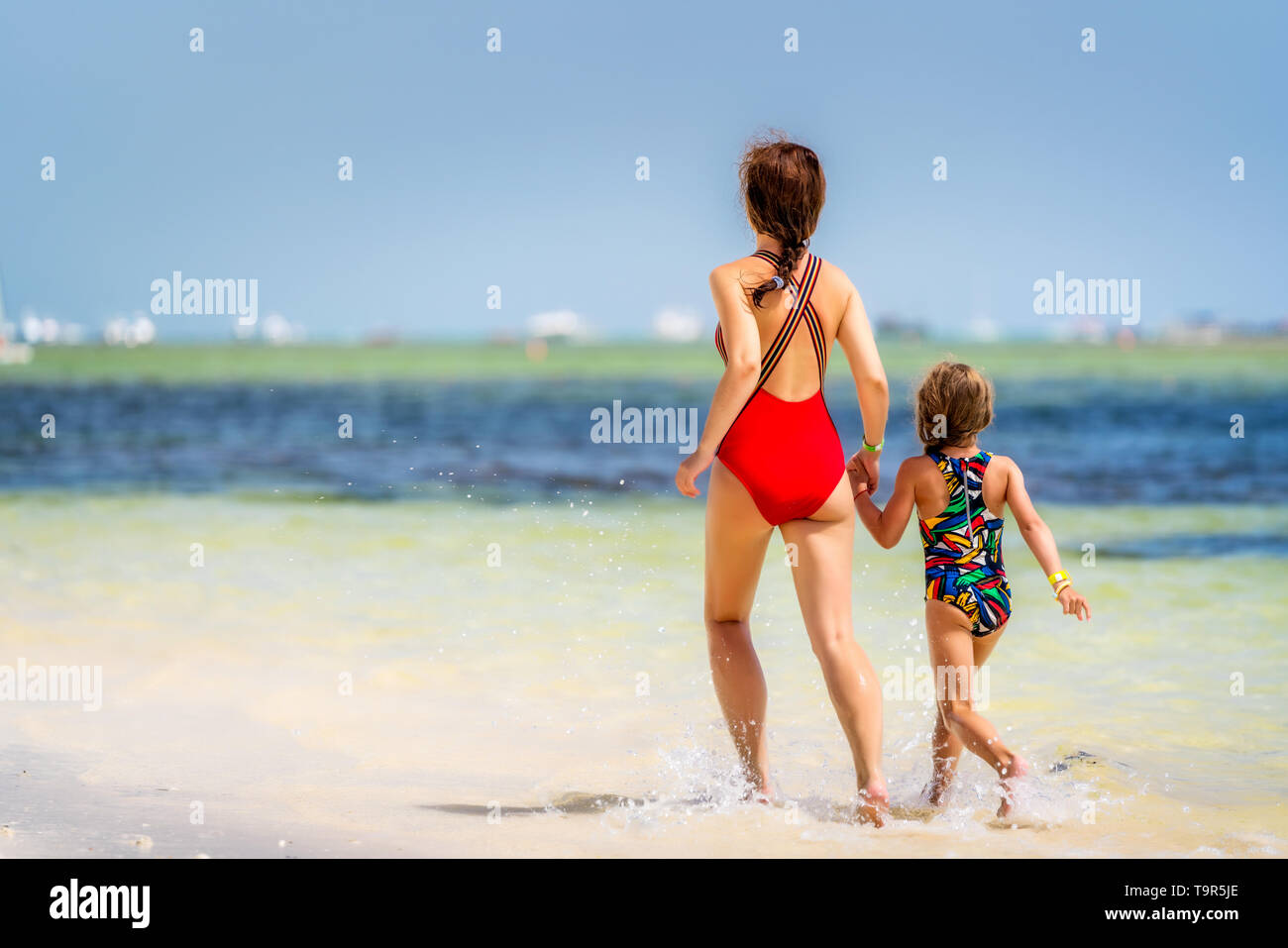 Junge Mutter und Tochter genießen den Strand in der Dominikanischen Republik Stockfoto