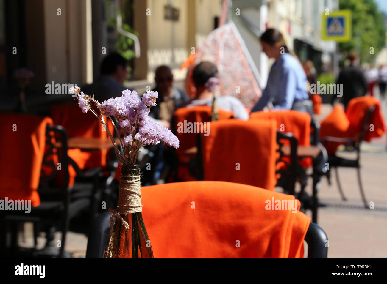 Street Cafe, leere Tische in einem Restaurant im Freien. Romantisches Abendessen im Sommer Stadt, Besucher und Kellner, elegante Kulisse für Feier und Datum Stockfoto