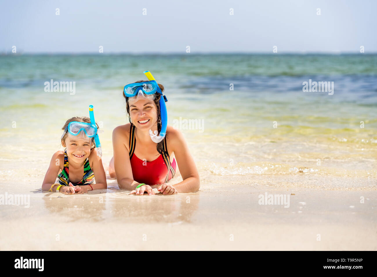 Junge Mutter und Tochter genießen den Strand in der Dominikanischen Republik Stockfoto