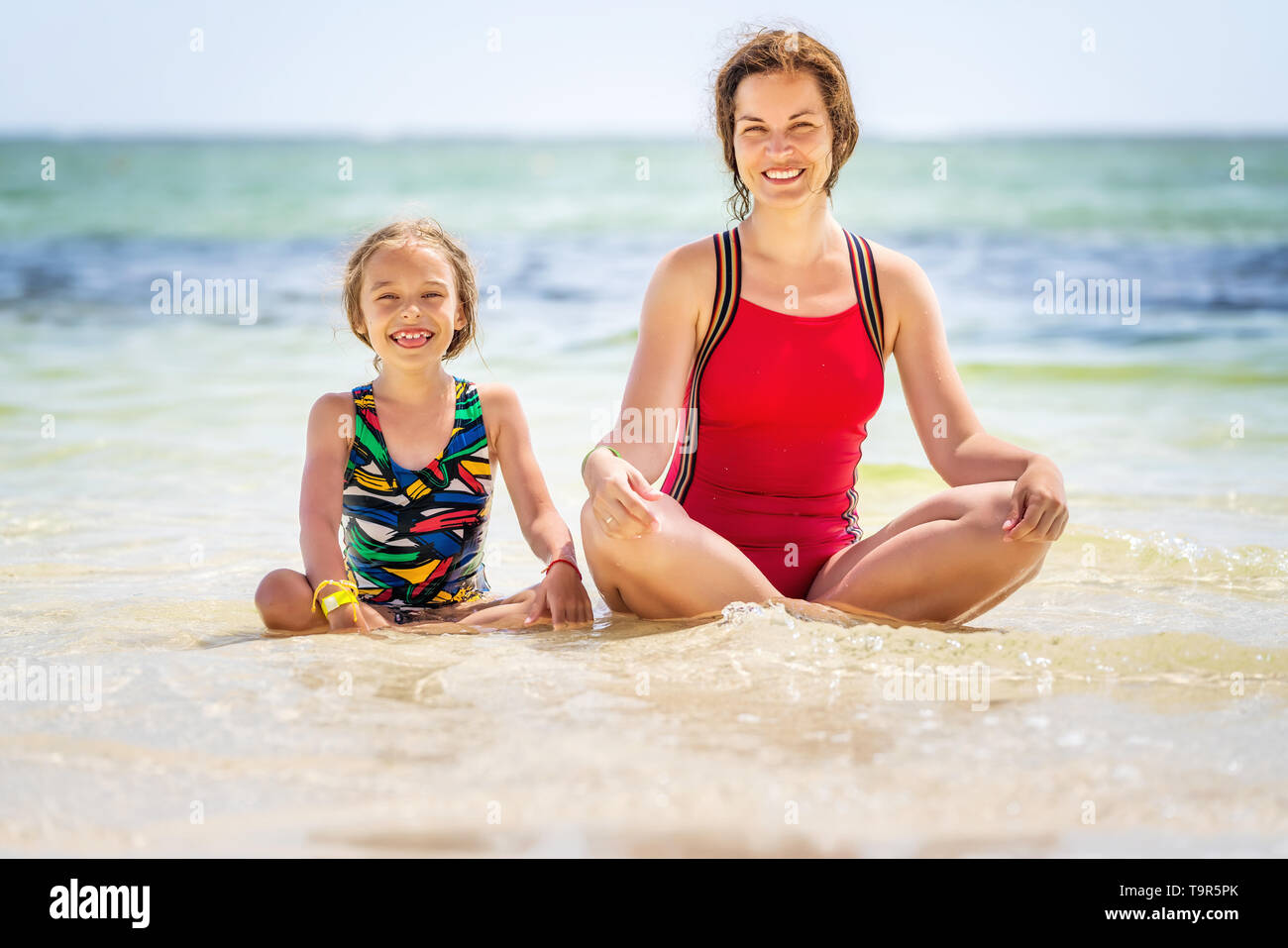 Junge Mutter und Tochter genießen den Strand in der Dominikanischen Republik Stockfoto