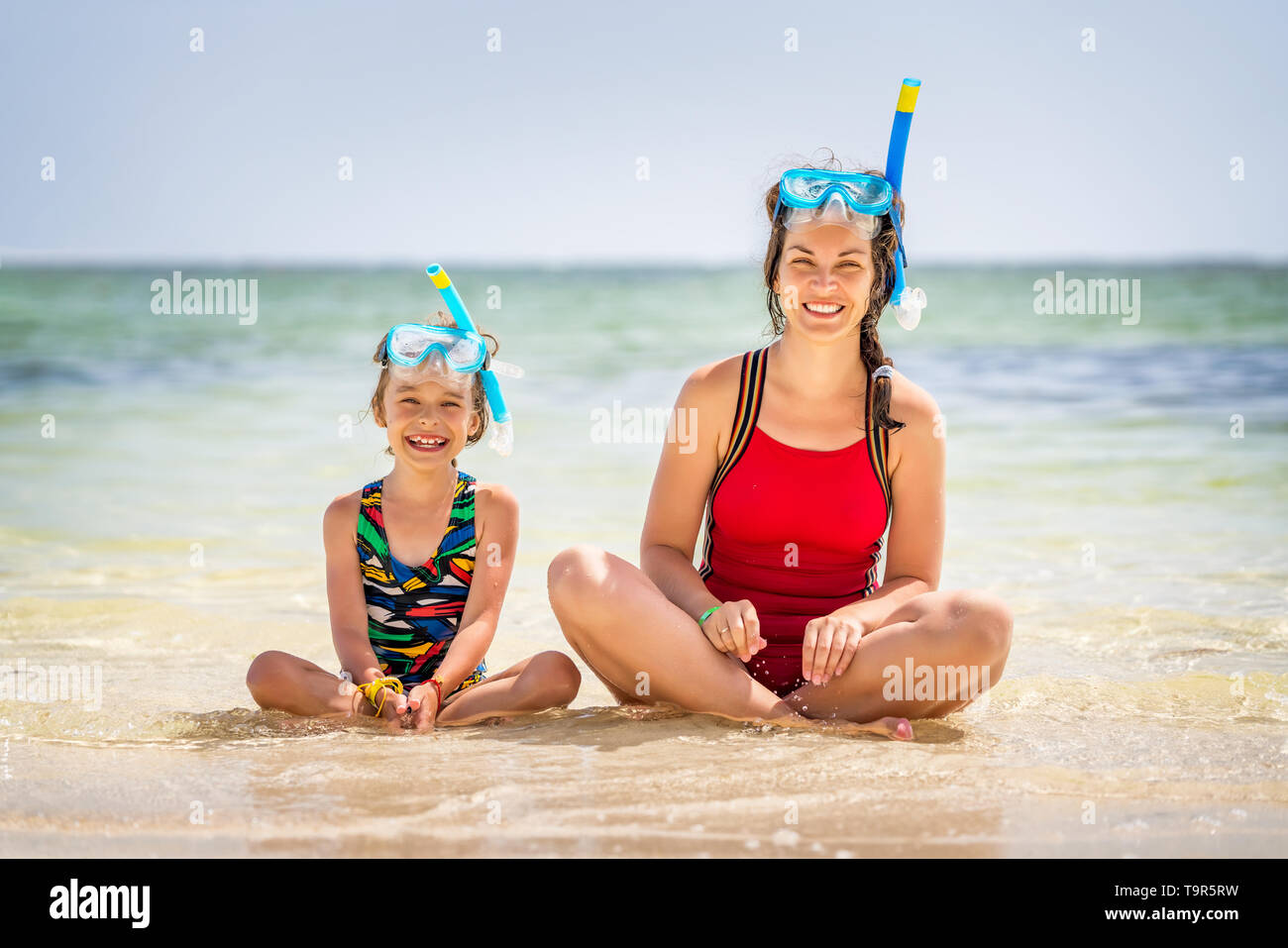 Junge Mutter und Tochter genießen den Strand in der Dominikanischen Republik Stockfoto