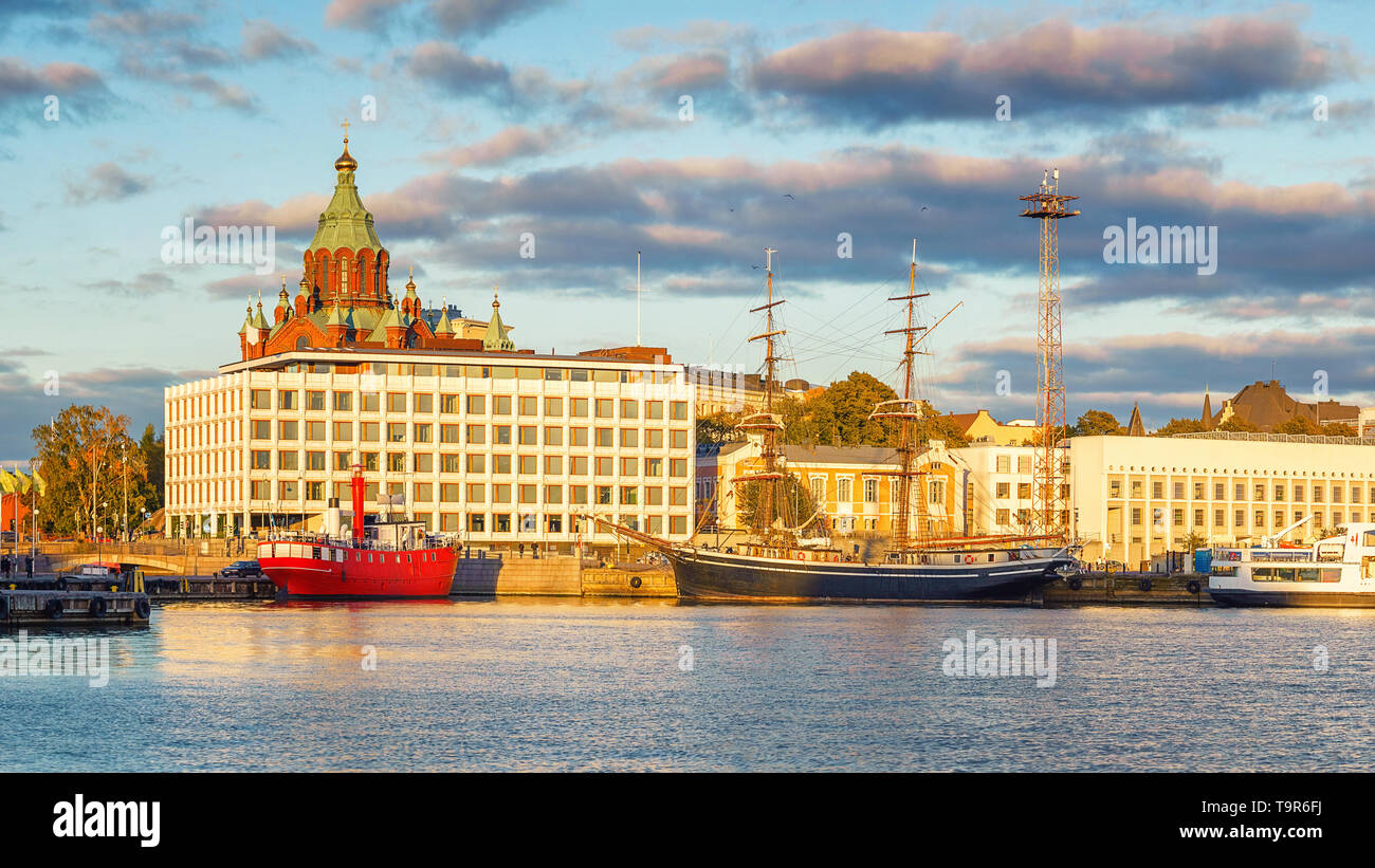 Helsinki Hafen bei Sonnenuntergang Stockfoto