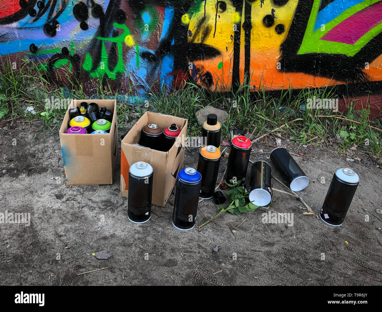 Sprühdosen für Graffiti auf dem Boden Stockfoto