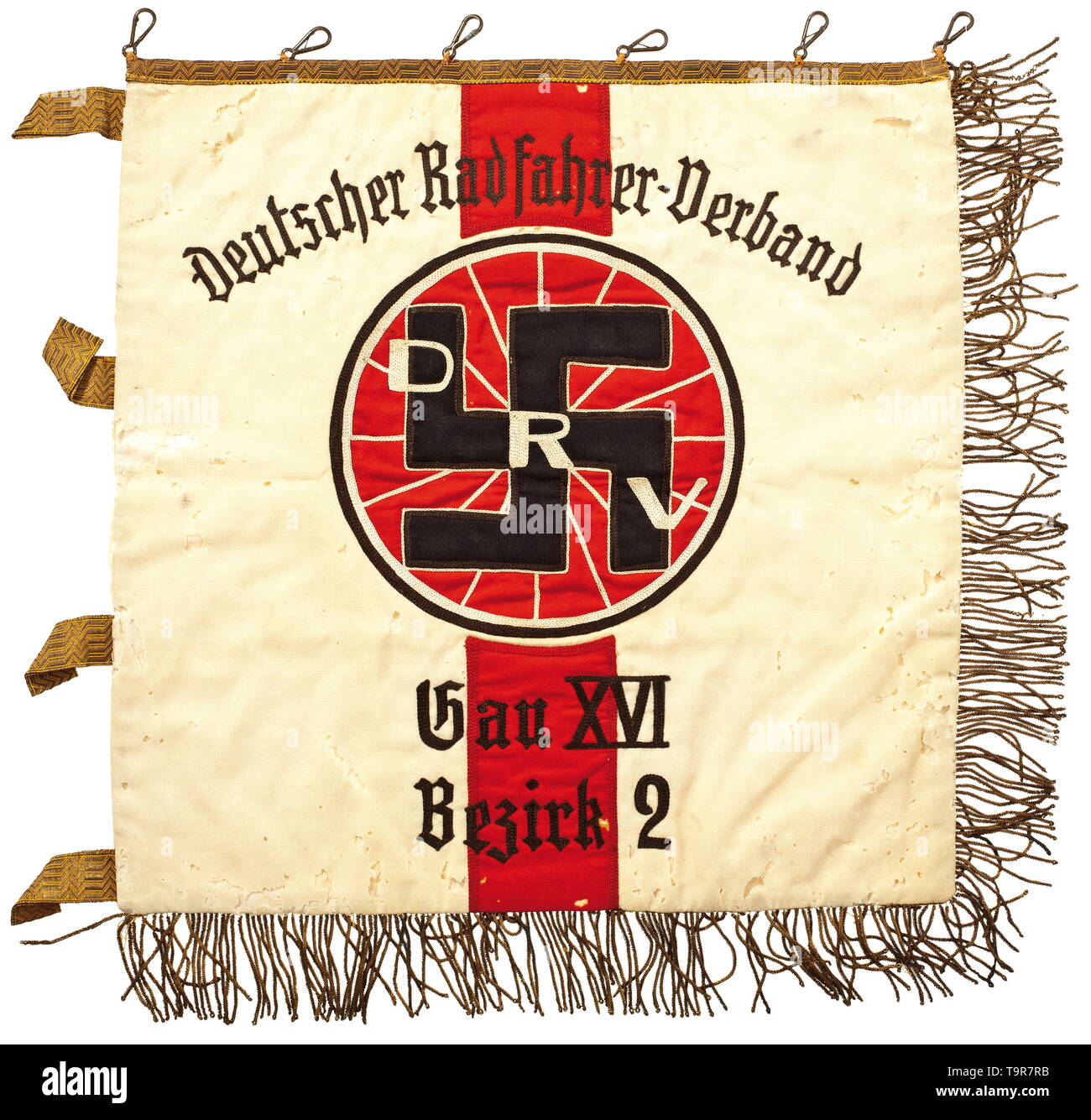 Banner der 'Deutsche' Radfahrer-Verband DRV (Tr. 'German Cycling Federation"), ca. 1938 fein gewebter banner Tuch mit farbigen Maschine Stickerei auf beiden Seiten (Mängel), gold Geflecht. In der Mitte, die DRV Emblem der aufgehenden Sonne. Gold Franse auf beiden Seiten. Alle ursprünglichen Schnapphaken noch an Ort und Stelle. Zeichen des Alters. Abmessungen ca. 40 x 40 cm. historischen, geschichtlichen, Olympische Spiele, Olympia, Olympiade, Sport, Turnier, Turniere, Turniere, Turniere, Objekt, Objekte, Stills, Clipping, Clippings, Ausschneiden, Ausschneiden, Ausschnitten, 20. Jahrhundert, Additional-Rights - Clearance-Info - Not-Available Stockfoto