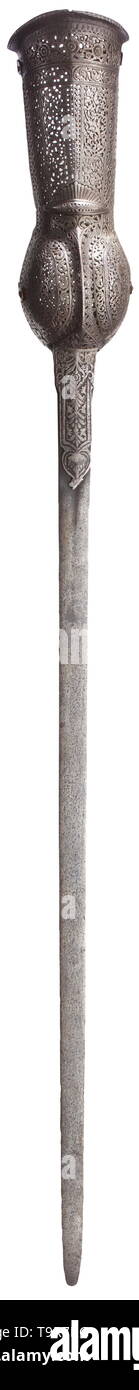 Eine indische Pata, Tanjore, 17. Jahrhundert lang, doppelte Klinge genietet, an der Wurzel mit gemeißelten Blumen montiert. Leicht openwork eiserne Hand und Handgelenk guard mit niedrigeren Cannon ornamental mit Blättern Tiere eingraviert. Die inneren Unterarm bar und Grip sind spätere Ergänzungen. Länge 132 cm. Früh und gut erhaltenen Pata. historischen, historische, 17. Jahrhundert, Additional-Rights - Clearance-Info - Not-Available Stockfoto