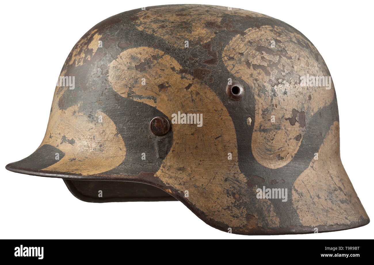 Ein stahlhelm M 35 für Mitglieder der Küstenartillerie der Stahl Schädel mit separaten Grün- und ockerfarbene camouflage Paint über das Feld - grau Original Lack, komplett mit Innenauskleidung und Kinnriemen. historischen, geschichtlichen, Marine, Marine, Militär, Militaria, Zweig, Zweige, Streitkräften und bewaffneten Service, Objekt, Objekte, Stills, Clipping, Clippings, Ausschneiden, Ausschneiden, Ausschnitten, 20. Jahrhundert, Editorial-Use - Nur Stockfoto