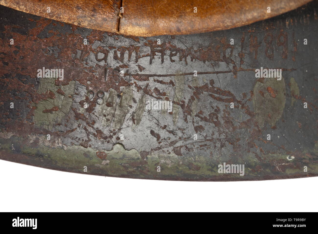 Ein stahlhelm M42 in der Tarnung Stahl Schädel mit braunen und grünen Tarnung über dem Feld-graue Farbe, komplett mit Innenauskleidung und Kinnriemen. historischen, geschichtlichen, Armee, Streitkräfte, Bundeswehr, Militär, Militaria, Objekt, Objekte, Stills, Clipping, Clippings, Ausschneiden, Ausschnitten, 20. Jahrhundert, Editorial-Use - Nur Stockfoto