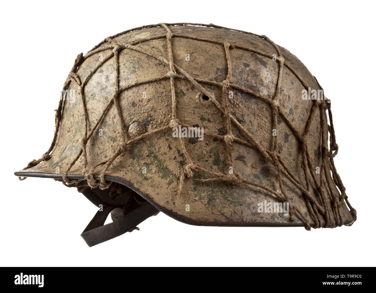 Ein stahlhelm M40 in der Normandie Camouflage mit Camo net Teekocher Quist, Esslingen Stahl Schädel mit erhaltenen Ocker, Grün und Braun grobe camouflage Farbe, auf denen ist ein Netz für die Anbringung eines zusätzlichen camouflage Material, innen mit Teekocher Stempel "Q64" und "T730". Komplette Innenauskleidung mit kinnband, offensichtliche Gebrauchsspuren. historischen, geschichtlichen, Armee, Streitkräfte, Bundeswehr, Militär, Militaria, Objekt, Objekte, Stills, Clipping, Clippings, Ausschneiden, Ausschneiden, Ausschnitten, 20. Jahrhundert, Editorial-Use - Nur Stockfoto