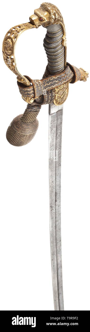 Einen Löwenkopf Säbel für Offiziere Uhlan privat gekauft. Leicht gebogene single-umrandete mit fullers auf beiden Seiten der Klinge, jede Seite mit Ranke und Trophäe Dekoration geätzt, die Basis mit der seltene Hersteller Marke" C.K. & Co." Zwischen zwei gekreuzte Schwerter. Achsschenkelgehäuse - Bogen Griff aus NE-Metallen (Reste von vergoldung) großzügig in Relief dekoriert, die Vorderseite languet mit zwei gekreuzten Lanzen, die Rückseite mit einem freien Wappenschild, Lion's Head Knauf mit seinen Augen mit rotem Glas Einfügung, die Vorderseite des Achsschenkels - Bug mit einem Medaillon mit der Darstellung eines M, Additional-Rights - Clearance-Info - Not-Available Stockfoto