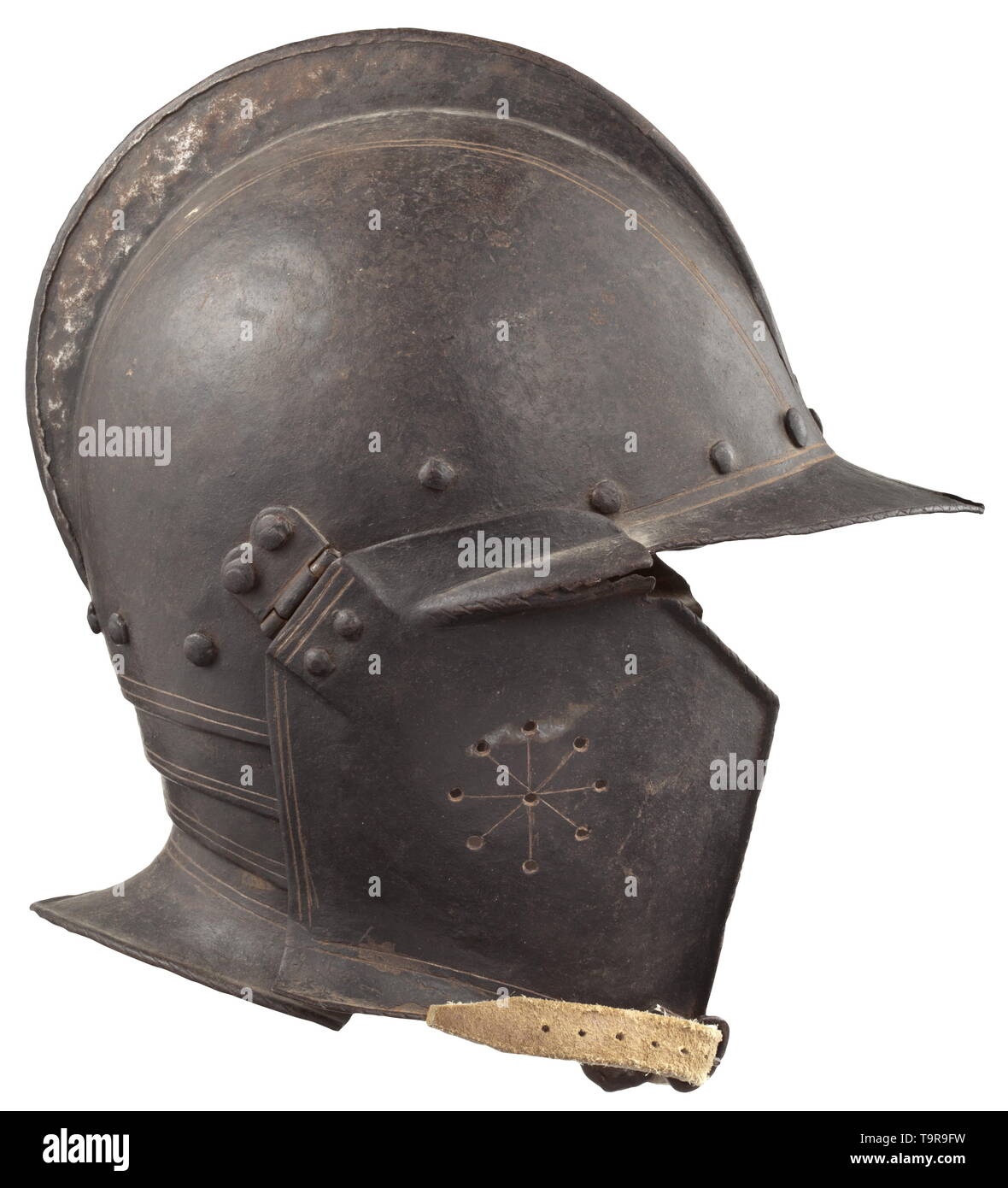 Einem Süddeutschen burgonet, ca. 1600 Zweiteilige geschwärzt Schädel mit gedrehten Kamm, umliegende Futter Nieten und wies Peak. Neck-Guard von drei verschiebbaren lames. Schwenkbare, löchrig Wange-Stücke (in der Vergangenheit) ersetzt und später Kinnriemen. Höhe 28 cm. historischen, geschichtlichen, defensive Waffen, Waffen, Waffen, Waffen, arm, die Bekämpfung von Geräte-, Objekt, Objekte, Stills, Clipping, Clippings, Ausschneiden, Ausschneiden, Ausschnitten, Utensilien, Ausrüstung, Geräte, 17. Jahrhundert, Additional-Rights - Clearance-Info - Not-Available Stockfoto