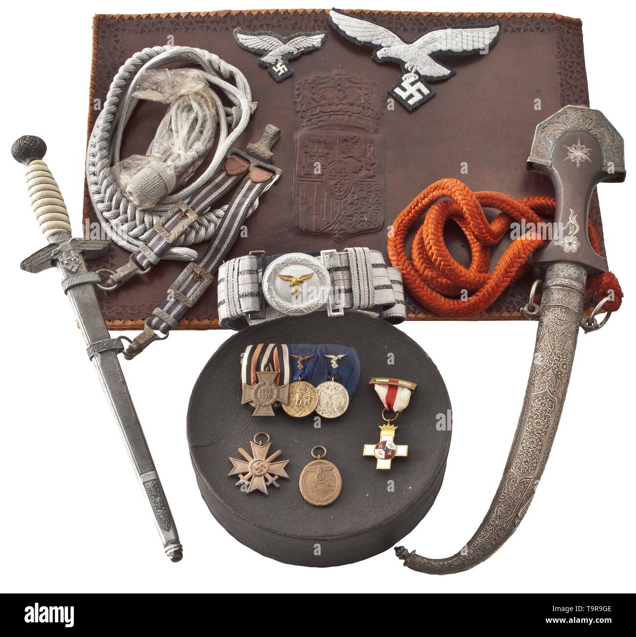 Von einem Offizier in der Luftwaffe und die Mitglieder der Legion Condor einen Dolch M37 für Offiziere, mit weißem Griff aus Kunststoff und Silver Wire Wrap, kein Maker's Mark auf der Klinge, Scheide, feine Zink Knauf und quillons, komplett mit Kleiderbügel "RZM U. E.10". Ein kleid gürtel mit schnalle aus Aluminium, separat Adler, des Trägers Initialen "W.E." auf der Rückseite verkratzt, in der Originalverpackung. Bestellungen Verschluss mit drei Dekorationen, einschließlich Service Awards für '4' und '12' Jahre. Westwand Medaille und Krieg Verdienst Kreuz 2.Klasse mit Schwertern. Spanien, Milit, Editorial-Use - Nur Stockfoto