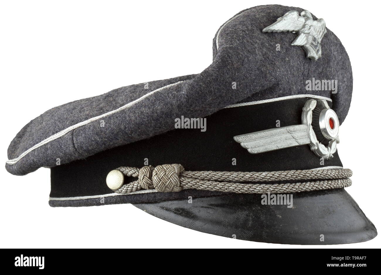 Eine Schirmmütze 2. Modell für die Führer des Reiches Air Protection League (RLB) private Kauf Stück aus der Kleidung depot Historische, historische, Staatliche, staatlich kontrollierter, staatlich, Organisationen, Organisationen, Organisation, Organisation, Objekt, Objekte, Stills, Clipping, Clippings, Ausschneiden, Ausschneiden, Ausschnitten, Utensilien, Ausrüstung, Geräte, 20. Jahrhundert, Additional-Rights - Clearance-Info - Not-Available Stockfoto