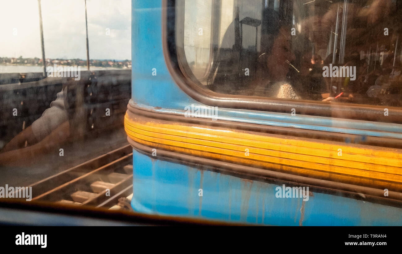 Closeup getonten Bild der rostigen schmutzige alte metro Auto fahren auf der Brücke über den Fluss Stockfoto