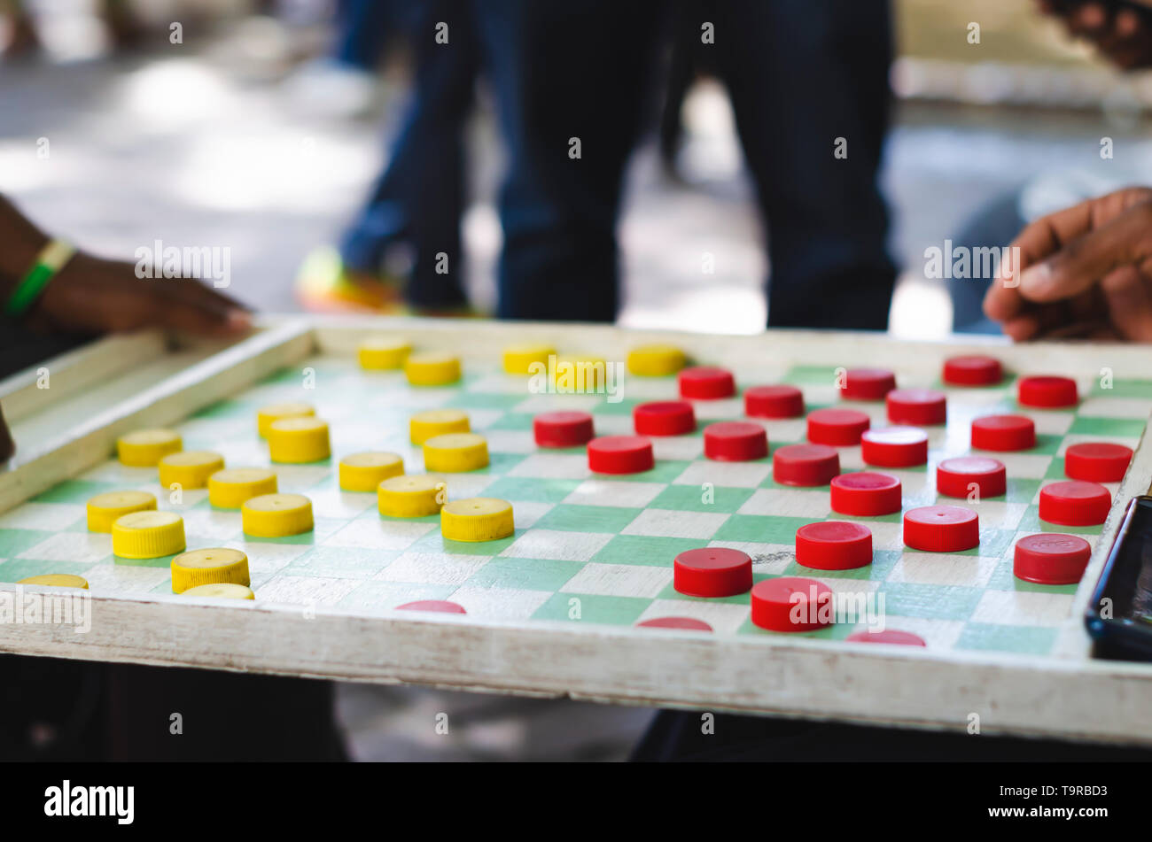 Mann spielt chinese checkers in den Straßen Stockfoto