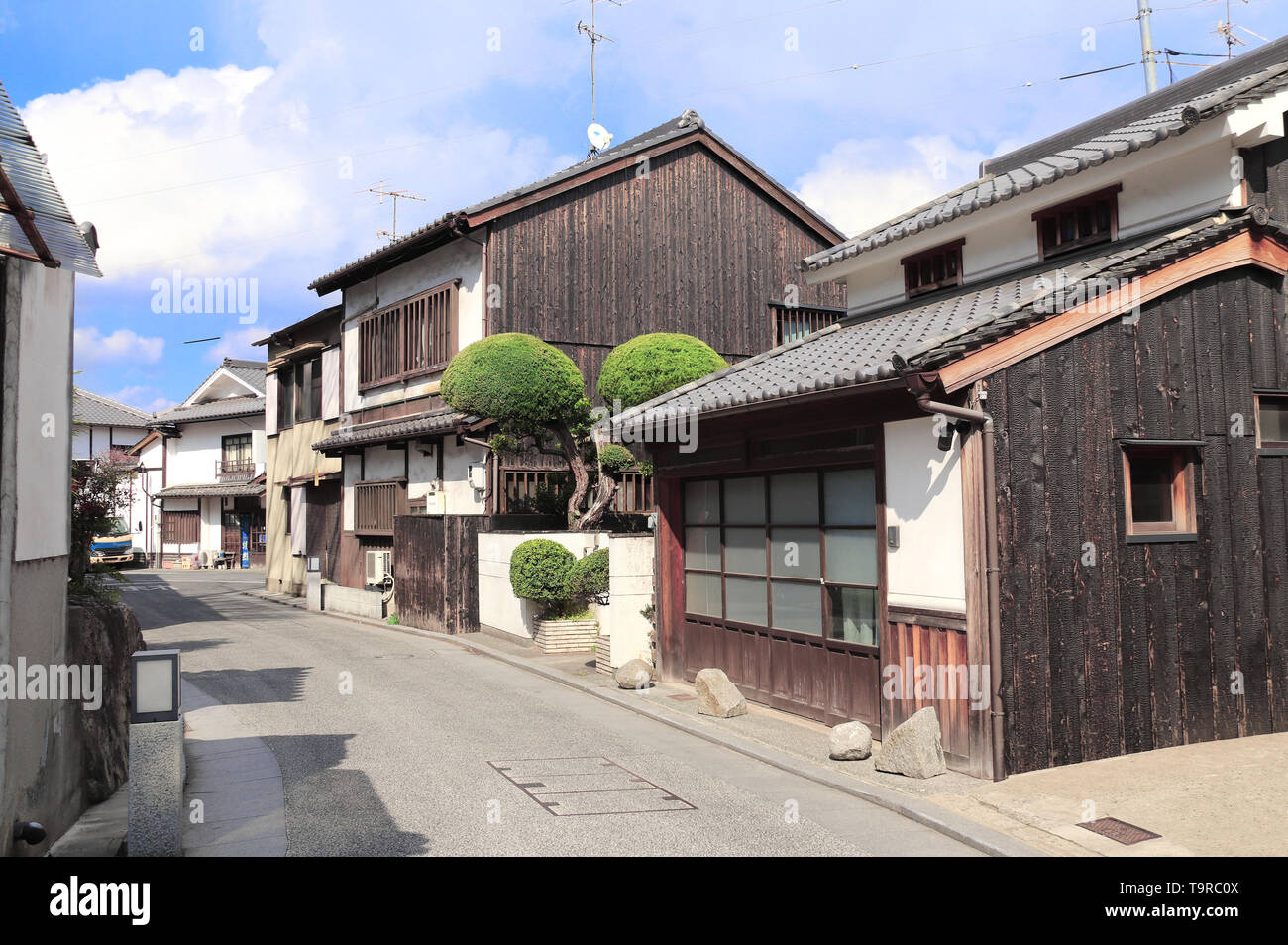 Mittelalterliche Straße mit traditionellen japanischen Häuser und Lagerhäuser in Kurashiki Bikan Bezirk, Stadt, Japan Stockfoto