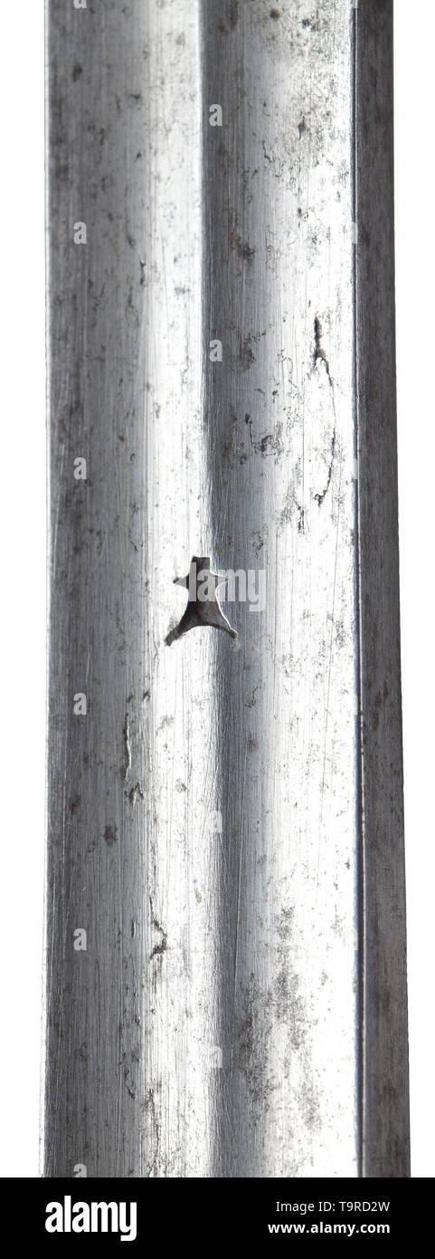 Ein Deutscher spätgotischen Wildschwein Schwert, im ersten Quartal des 16. Jahrhunderts in der Regel geformte Klinge mit einem Zweischneidig, gezahnte Punkt. Eine rechteckige Blende Schlitz in den Querträger an der Basis der fehlschärfe. Die lange Fehlschärfe Schnitt mit Doppel fullers auf jeder Seite, die Erweiterung an die Wurzel der Klinge. Smith Mark's gestempelt auf einer Seite. S-förmig, gebogen quillons (leicht verbogen), mit einem einfachen montiert Eisen regen Mantel. Original Grip, aufgebaut aus zwei Stücken, die untere Hälfte mit Kabelaufwicklung unter dem erhaltene Leder. Die Disc Knauf mit Resten der, Additional-Rights - Clearance-Info - Not-Available Stockfoto