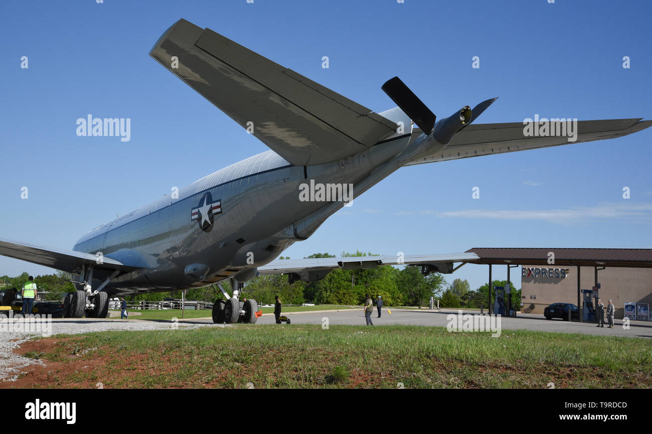 Der 76 Flugzeuge Instandhaltungsgruppe entfernt EC-135 E, Serial # 61-0329, von ihrer Ausbildung zusammengesetzter und ersetzte es mit KC-135 R, Serial # 63-7980, am 27. April 2019, Tinker Air Force Base, Oklahoma. KC-135R 63-7980 wie die Forellen bekannt war, und wurde vor kurzem von der 412 Flight Test Wing, Edwards AFB in Kalifornien zurückgezogen. Die komplizierte bewegen Prozess enthalten die Flugzeuge über unbefestigten Flächen und entlang einer hauptdurchgangsstraße Alle während der Aushandlung scharfe Kurven und Hindernisse vermieden werden. (U.S. Air Force Foto/Greg L. Davis) Stockfoto