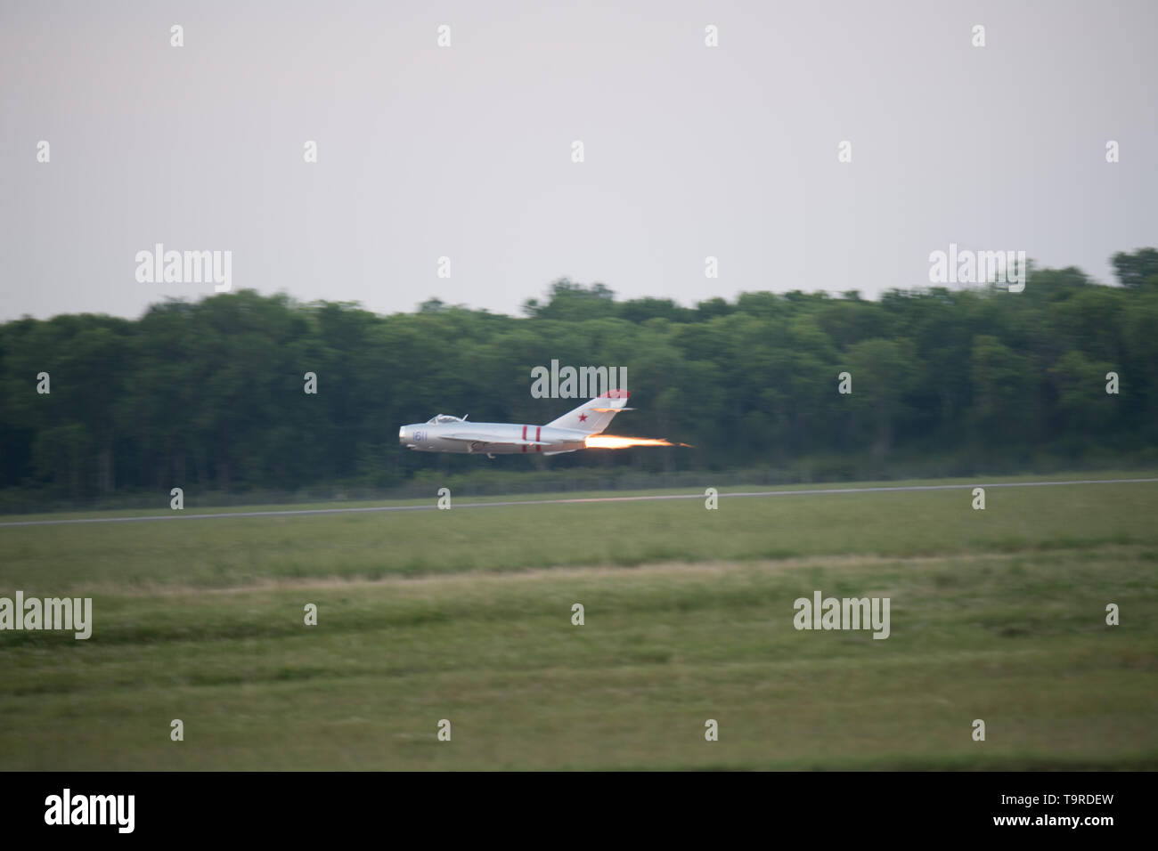 Eine MiG-17 F führt Antenne Manöver während die Verteidiger der Freiheit Air & Space Show in Barksdale Air Force Base, La., 17. Mai 2019. Die MiG-17 F war der primäre feindliche Flugzeuge am Himmel über Vietnam von US-Flugzeugen. Es können 8 Gs dreht, eine Höchstgeschwindigkeit von 715 km/h erreichen und kann auf 30.000 Fuß in nur drei Minuten, eine anfängliche Steigrate besser als 14.000 Fuß pro Minute. (U.S. Air Force Foto von Airman 1st Class Lillian Miller) Stockfoto