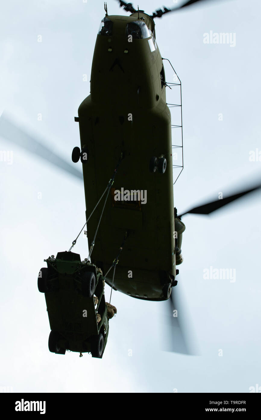 Eine CH-47 Chinook Hubschrauber fliegt in von udbina Airbase, Kroatien, Durchführung einer Air Assault Team vom 1.BATAILLON, 503Rd Fallschirm Infanterie Regiment (PIR), 173Rd Infantry Brigade Combat Team (Airborne) während der Übung sofortige Reaktion19 am Truppenübungsplatz Eugen Kvaternik Slunj, Kroatien, 18. Mai 2019. IR 19 ist eine wiederkehrende Übung und einer von mehreren, die in das Schwarze Meer und Balkan Regionen in diesem Sommer. Obwohl diese Übungen in Raum und Zeit sich überschneiden können, sind individuelle Übungen mit unterschiedlichen Schlüssel Ausbildung Aufgaben an die teilnehmenden Einheiten und Host nation Ziele Stockfoto