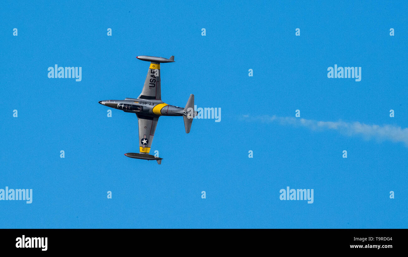 Gregory "Wired" Colyer fliegt seine T-33 Acemaker während der Dämmerung in Barksdale Air Force Base, La., 17. Mai 2019. Die Dämmerung zeigen erlaubt in der Luft und am Boden Besatzungen zu üben, Prozesse und Verfahren, die einen Tag vor der Verteidiger der Freiheit Luft & Raum zeigen. (U.S. Air Force Foto von Airman Jacob B. Wrightsman) Stockfoto