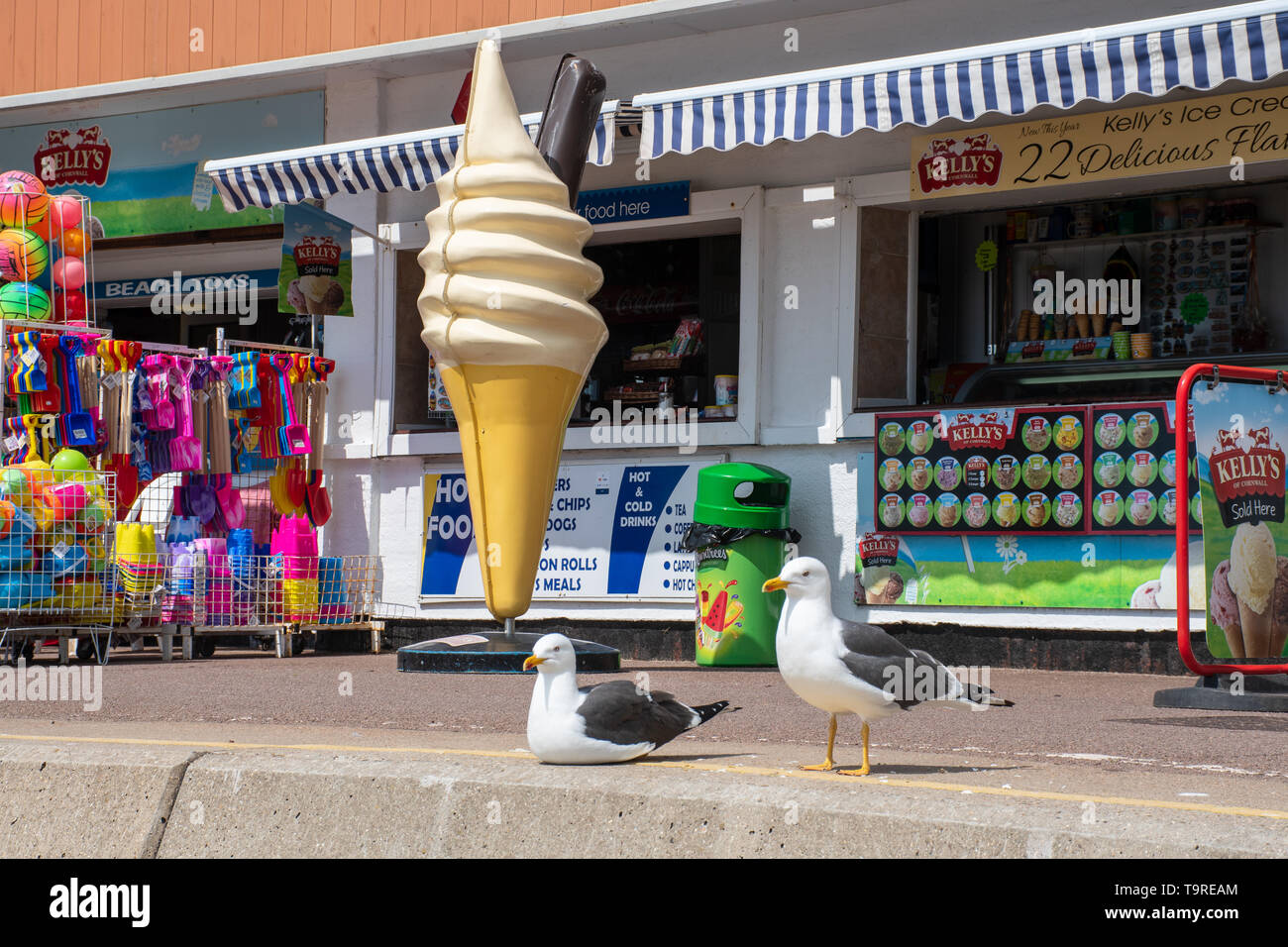 Clacton Essex Vereinigtes Königreich 10. Mai 2019: Große Kunststoff icecream vor Shop mit Möwen im Vordergrund sitzen Stockfoto