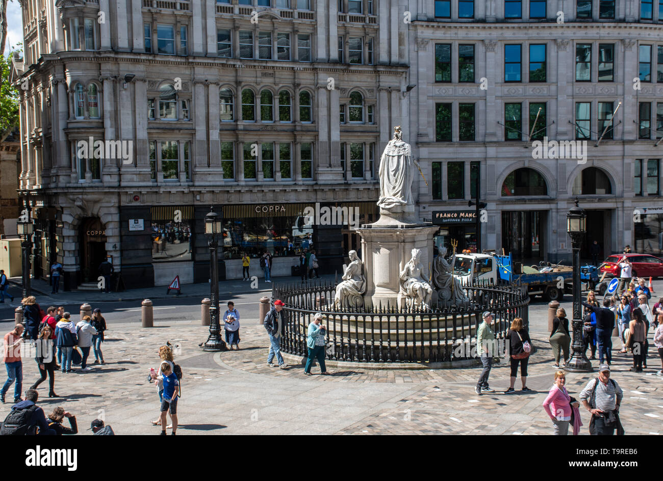 St Pauls London Vereinigtes Königreich-12 Mai 2019: Touristen außerhalb St Pauls Cathedral an sonnigen Tag versammelt mit Victoria Statue Stockfoto