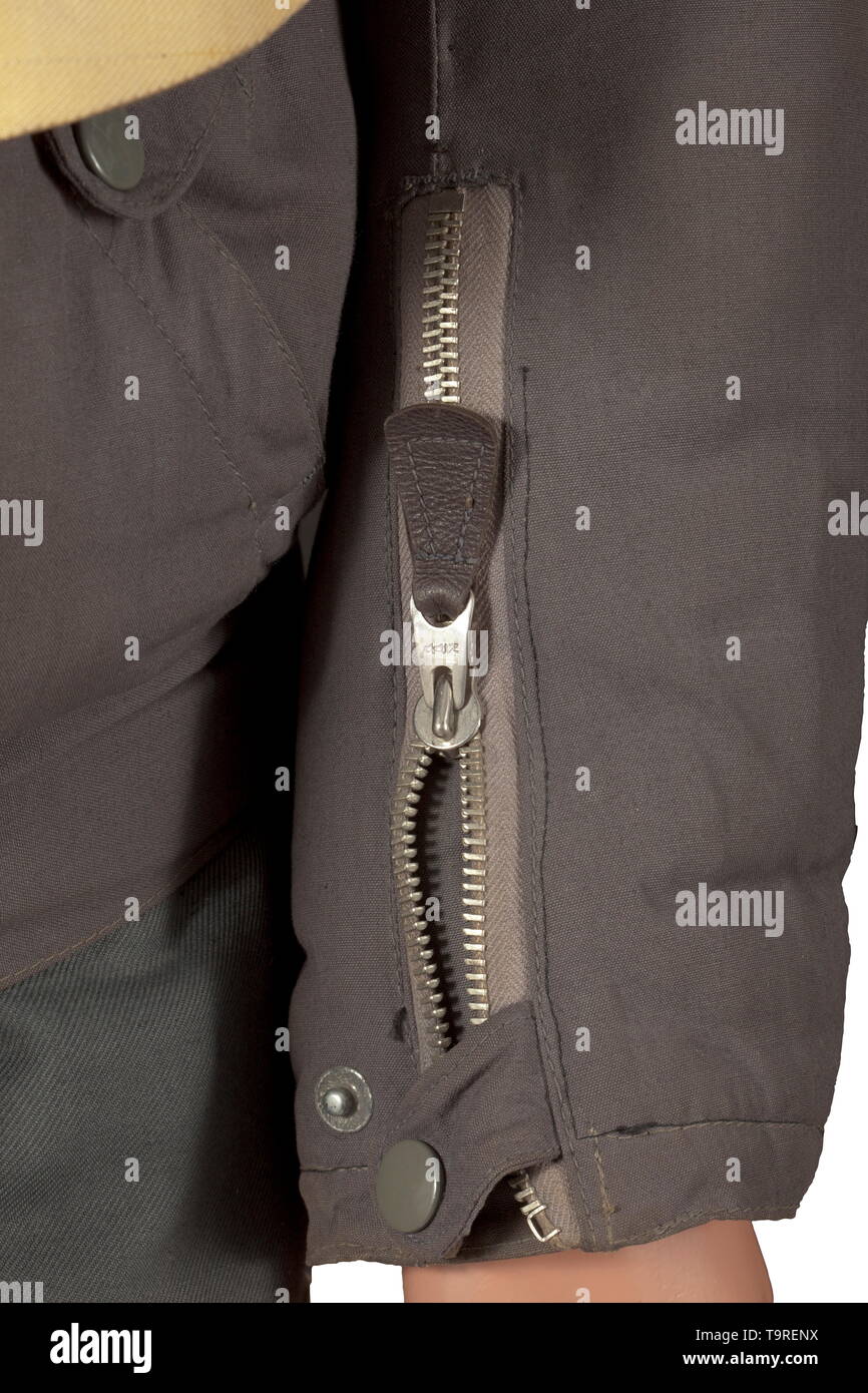 Ein einheitliches Ensemble für ein Kämpfer - und Bomberpiloten in der Verteidigung des Reiches 1943-45 schützende Kopfbedeckung Teekocher 'DeTeWe' für Piloten, Bauform'L Kp W101' von braunem Leder mit Winter Liner, komplett mit Kehlkopf Mikrofone, langem Kabel und Stecker, fliegerbrille. Flight Jacket blue Bettwäsche ('Prym', 'Zipp "pull Verschluss), die Innenseite und Kragen mit Pelzbesatz. Hose wie frühere, mit seitlichen Taschen und Heizung Häfen, an der Taille eine Variable mit der Bezeichnung "Gerät-Nr. 142-48 A1, FL 31280-1, RBNr. 0/0915/5232, Grösse II" und Jahr cypher' 1944". Pelzgefütterten flye, Editorial-Use - Nur Stockfoto