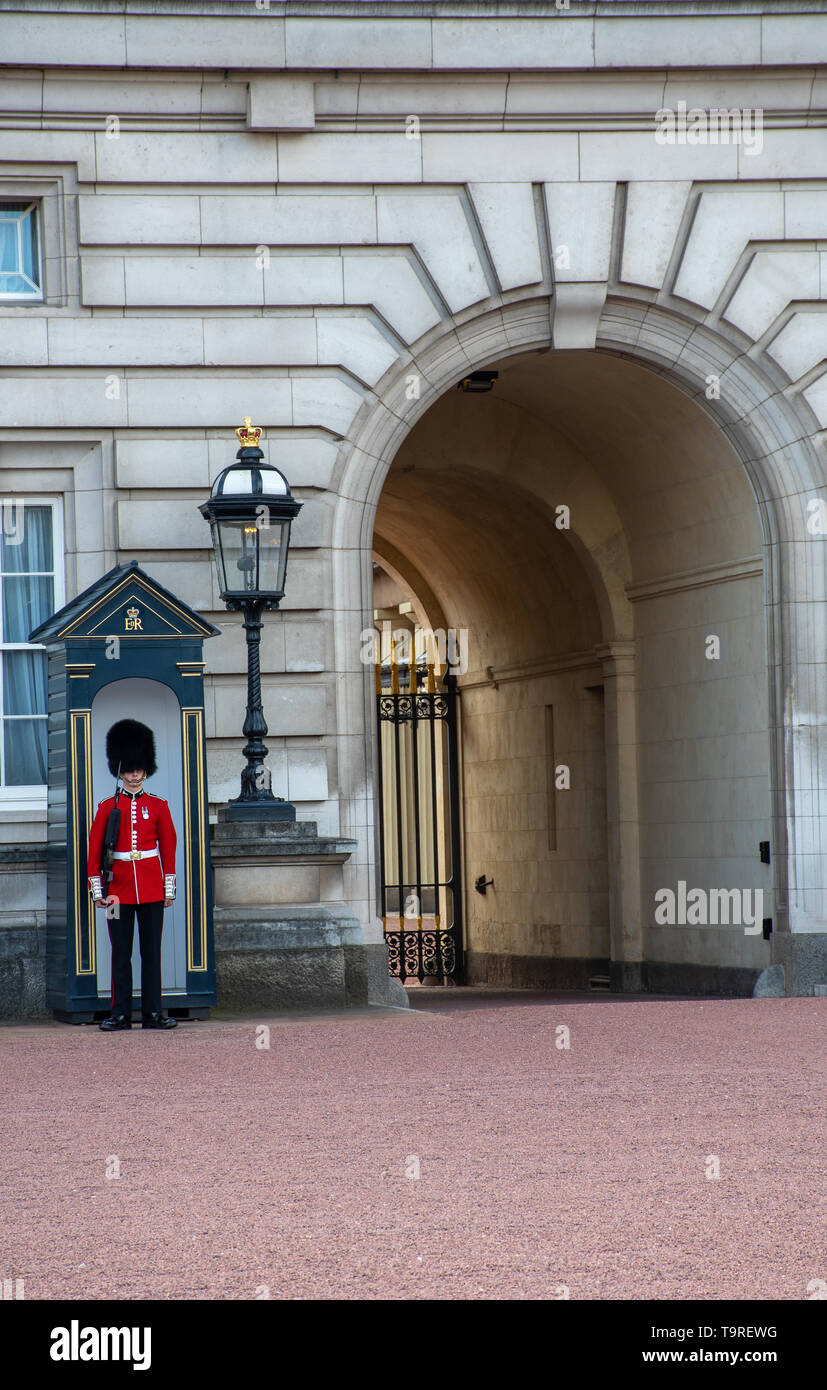 Buckingham Palace Vereinigtes Königreich-12 Mai 2019: Traditionelle Soldat in bärenfellmütze guarding Buckingham Palace Stockfoto