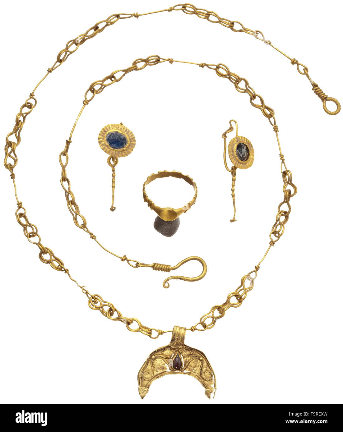 Eine zugehörige Römischen Gold Schmuck Ensemble, Ende 2. bis 3. Jahrhundert Lunula Anhänger mit filigranen, zwei Kügelchen und ein Tropfen-förmigen Granat Inlay auf eine Drahtschleife Halskette. Zwischen den drei acht Links, eine gerade Verbindung mit zwei kurzen Wendeschleifen, die ursprünglich mit einer heute verlorenen Perle von organischem Material verziert war. Hakenverschluss. Länge geöffnet 43 cm, Länge der Lunula 2.2 cm. Ein Paar Ohrringe, auf der Vorderseite ein blauer Intarsie Medaillon mit einer Blende von gerippten Blech, hängen an der tatsächlichen Ring einen Draht pendilium, die ehemalige war, Additional-Rights - Clearance-Info - Not-Available Stockfoto