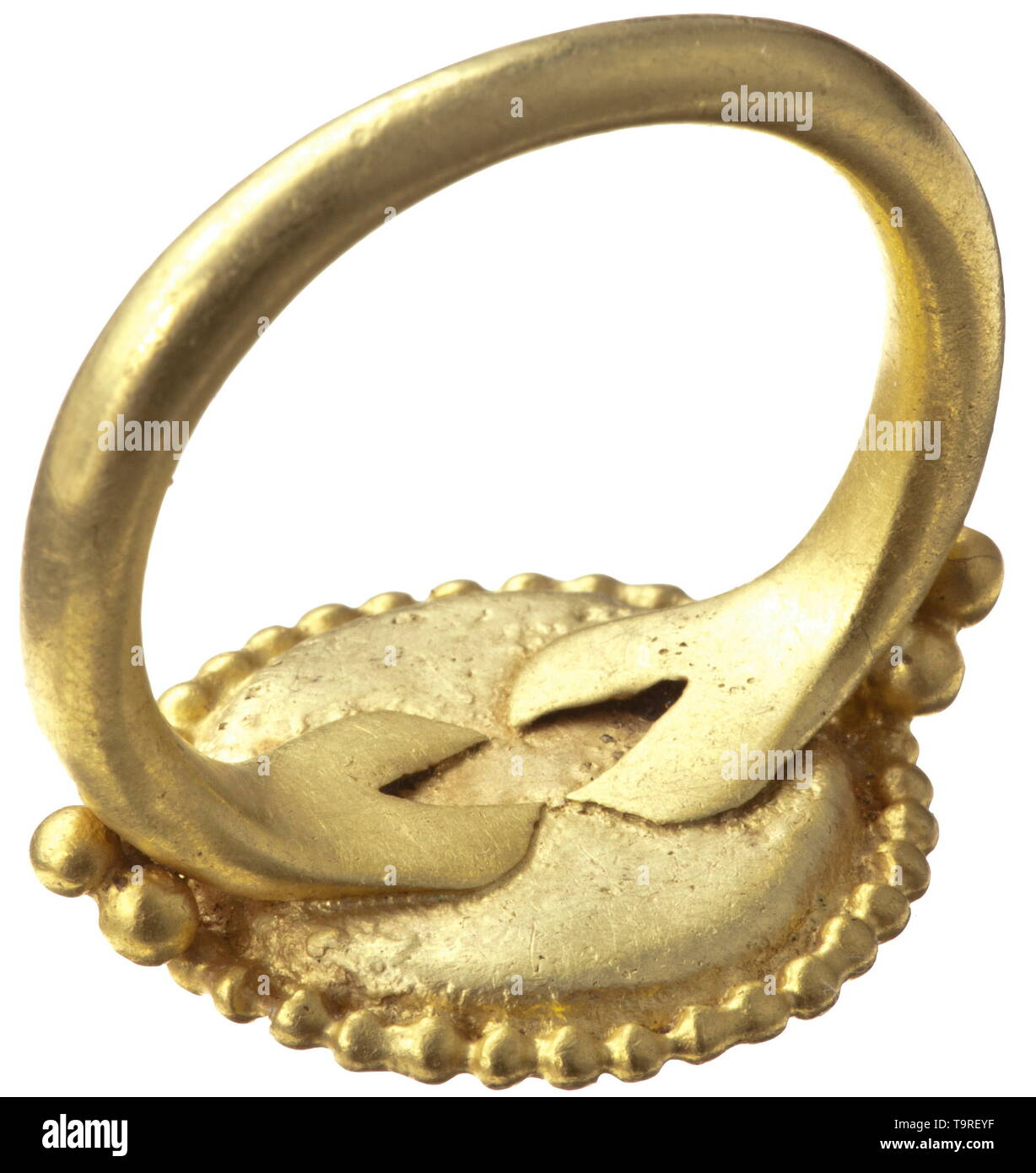 Ein alemannischer Gold Ring mit religiösen Symbolen, der zweiten Hälfte des 7. Jahrhunderts massiv, ca. 3 mm breite Schaft, abgespalten, unten gehämmert und zusammen gelötet, unter der Dichtung. Jeder Schulter mit drei goldenen Kügelchen. Auflagefläche der Dichtung auch durch einen festen Draht von Perlen umgeben. In die Oberfläche eingraviert sind religiöse Symbole: Alpha und Omega, Chi und Rho in ungewöhnlichen Typografie geben Hinweise auf einen christlichen Hintergrund. Die Buchstaben werden durch geschwungene Linien, die in Köpfe, die AMBIVALENT als christliche oder heidnische Symbole interpretiert werden können. Ein Ring, Additional-Rights - Clearance-Info - Not-Available Stockfoto