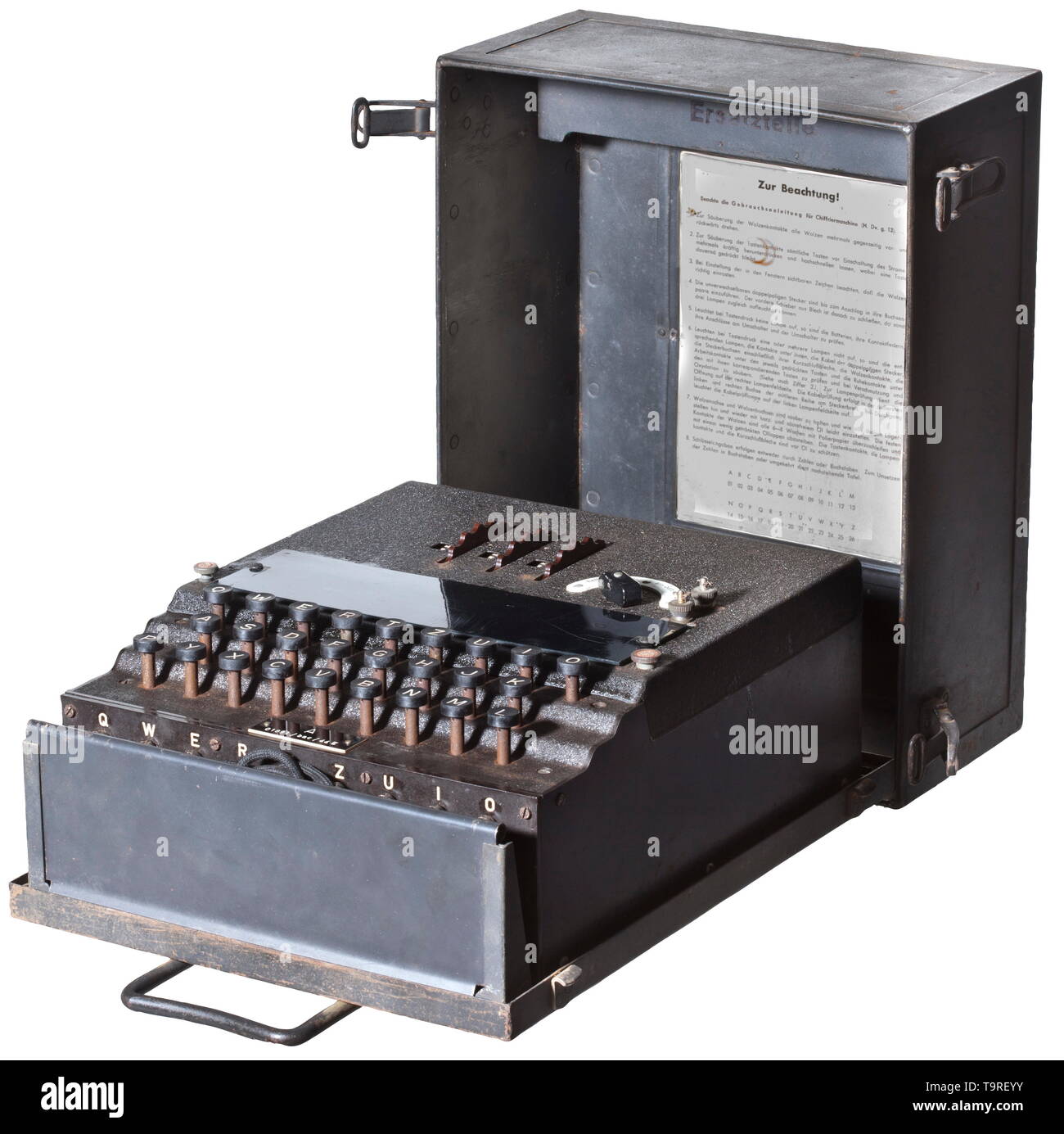 Einem deutschen "Enigma I'Chiffriermaschine, Armee 1944 Ausgabe, in der ursprünglichen Tragetasche Gerät die Nummer "01891", 20. Jahrhundert gefertigt, Editorial-Use - Nur Stockfoto