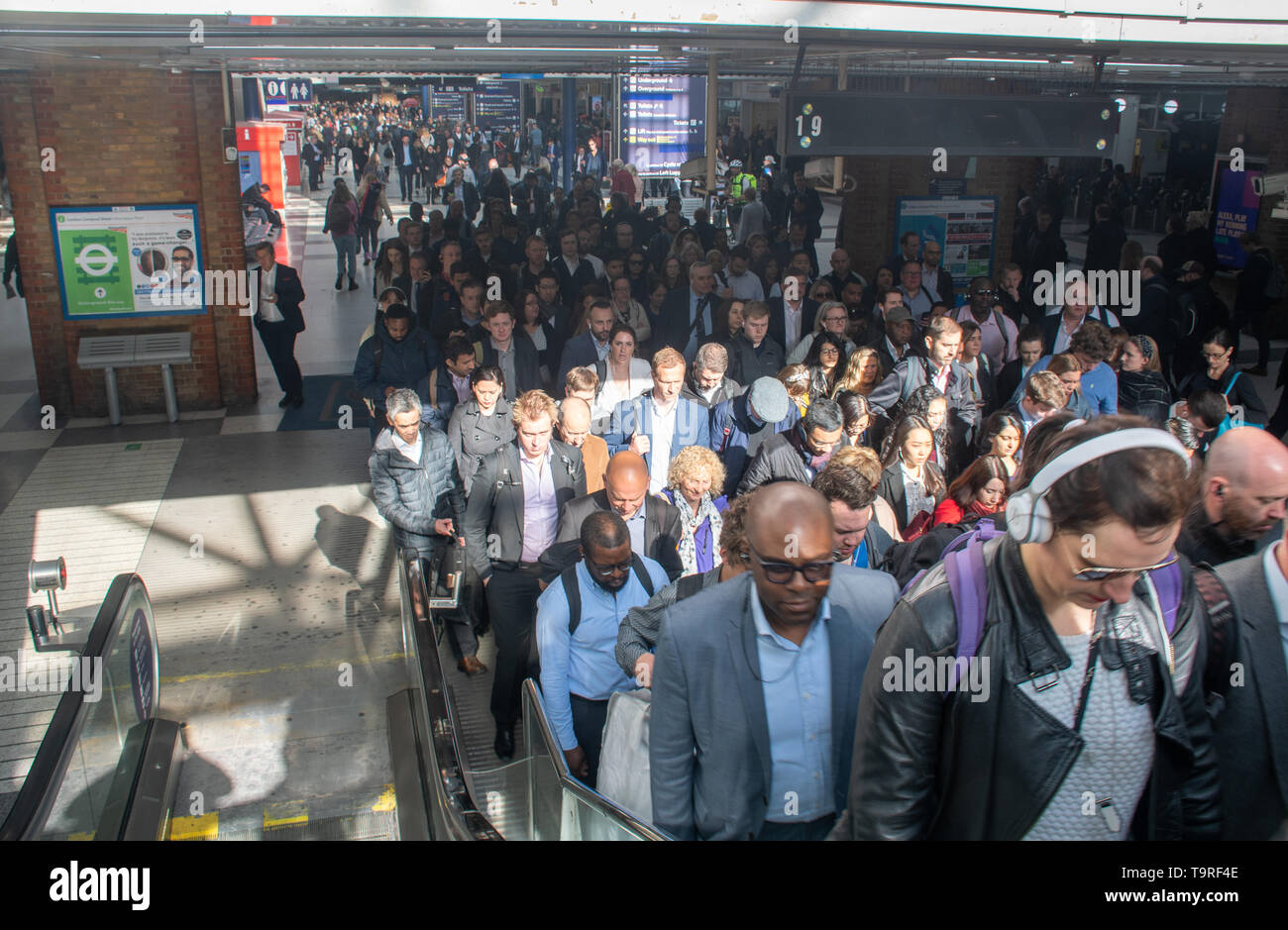 London Liverpool Street Vereinigtes Königreich-13 Mai 2019: Menge der Pendler queuing Rail Terminal verlassen über Treppen Stockfoto