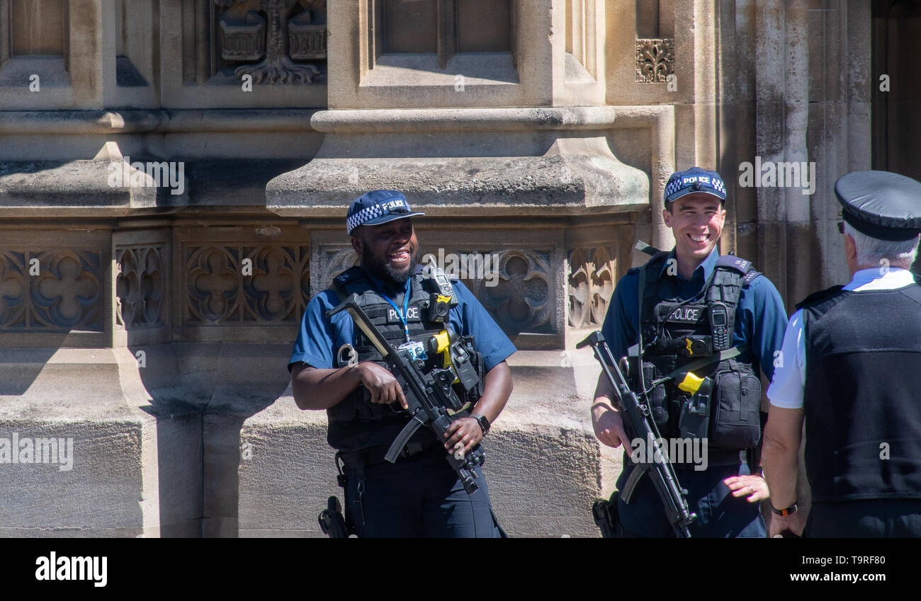 Das Parlament des Vereinigten Königreichs-12 Mai 2019: bewaffnete Polizei auf Guard am Buckingham Palace Stockfoto