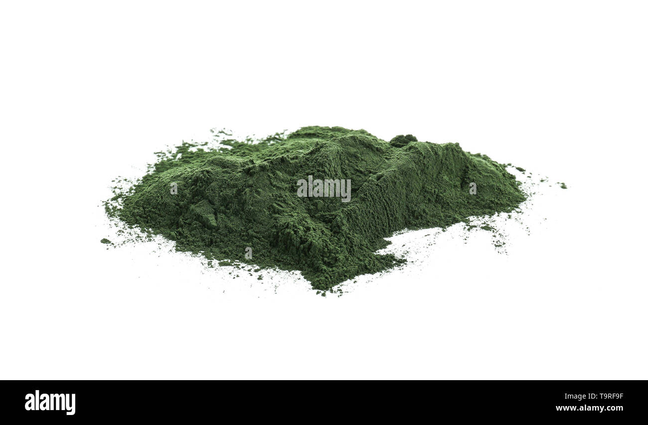 Spirulina Pulver auf weißem Hintergrund Stockfoto