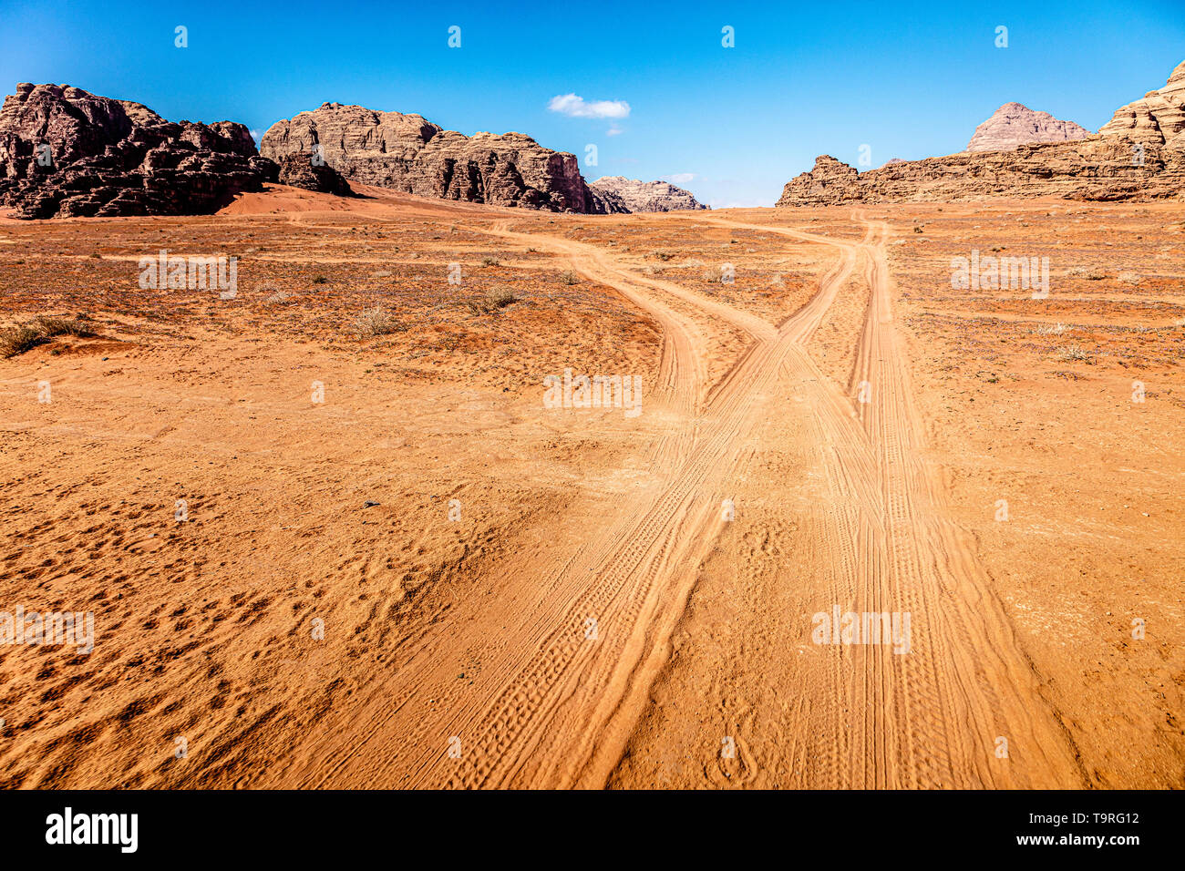 Spur in die Wüste des Wadi Rum, Jordanien. Reifenspuren im Sand. Stockfoto