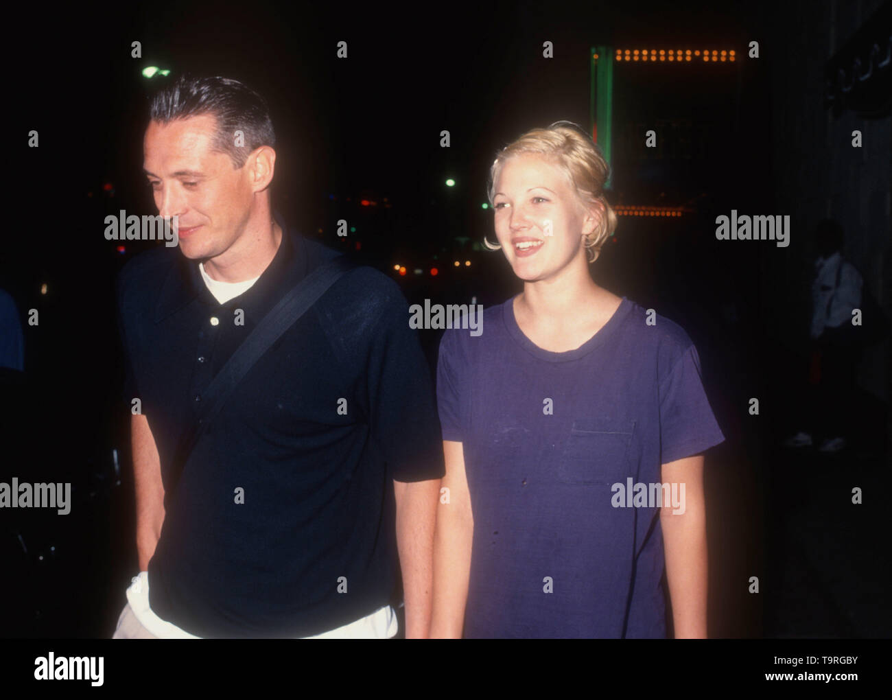 Los Angeles, Kalifornien, USA, 19. April 1994 Schauspielerin Drew Barrymore und Ehemann Jeremy Thomas besuchen Twentieth Century Fox' 'Bad Girls' Premiere am 19. April 1994 in Los Angeles, Kalifornien, USA. Foto von Barry King/Alamy Stock Foto Stockfoto