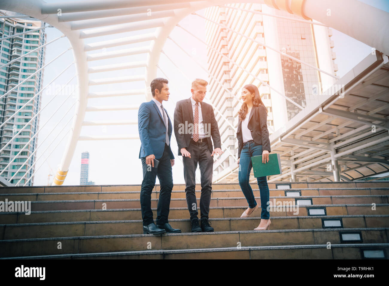 Portrait von Business Team am verschwommen Stadt Hintergrund. Business Meeting und Brainstorming Konzept. Stockfoto