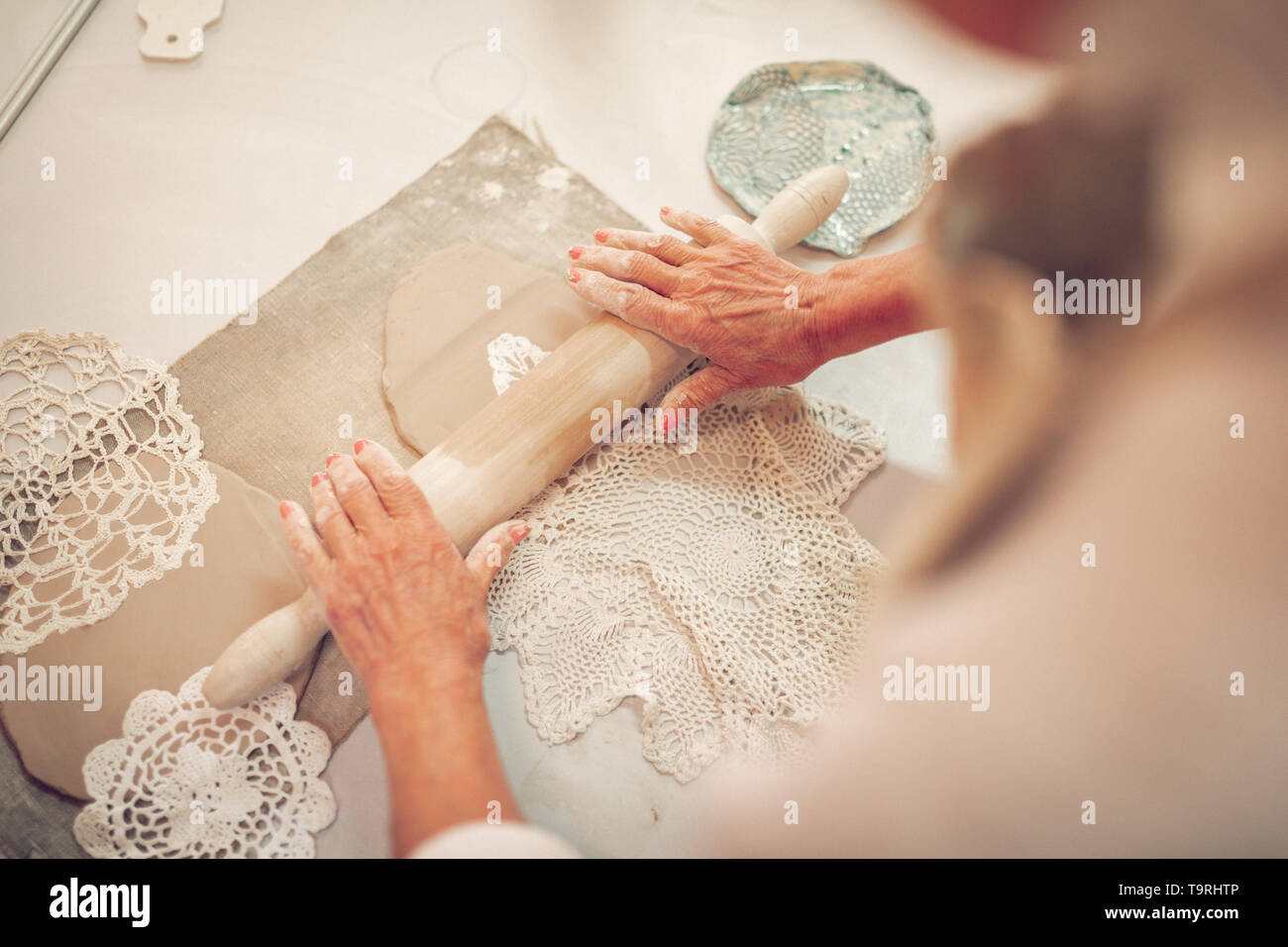 Blick von oben auf ein gehäkeltes Serviette liegen auf dem Lehm Stück Stockfoto