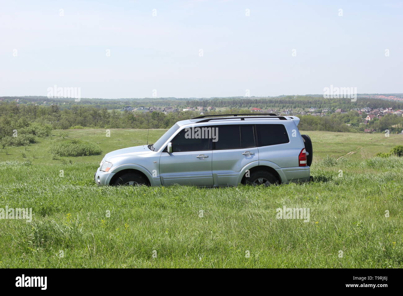 Auto im hohen Gras Feld Stockfoto