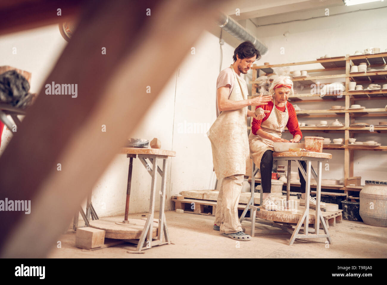 Ernsthafte hart arbeitende Menschen gemeinsam Gerichte machen Stockfoto